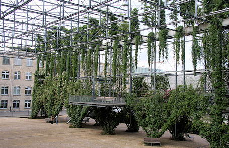 MFO Park Vertical Garden - the scale of the structure