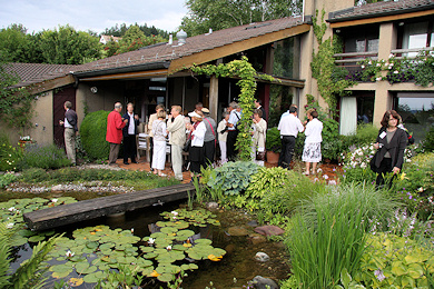 Aperitifs in garden of Marianne and Fisch Fistarol