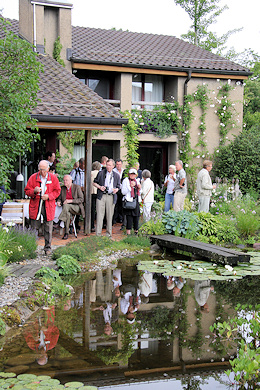 Aperitifs in garden of Marianne and Fisch Fistarol