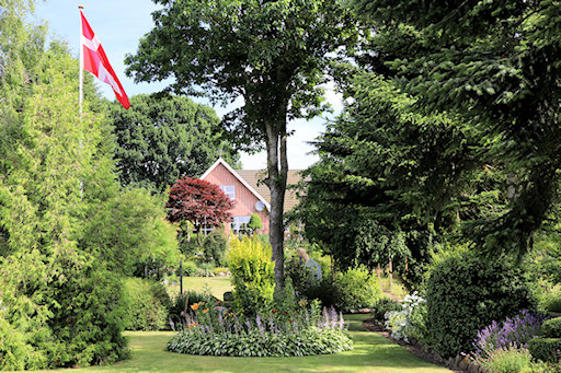 Looking up the garden towards the house&copy;Ken Woolfenden